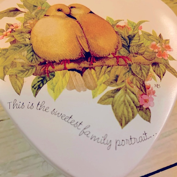 4”x4” little Tin trinket dish with beautiful artwork done by Marjolein Bastin - Picture 4 of 5